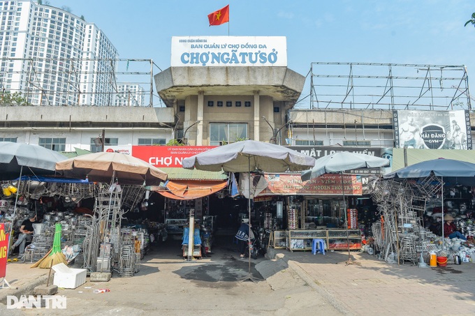 Hanoi traditional markets suffer fall in sales - 1