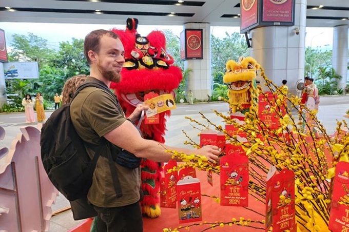 First foreign visitors receive Tet gifts in Danang - 1