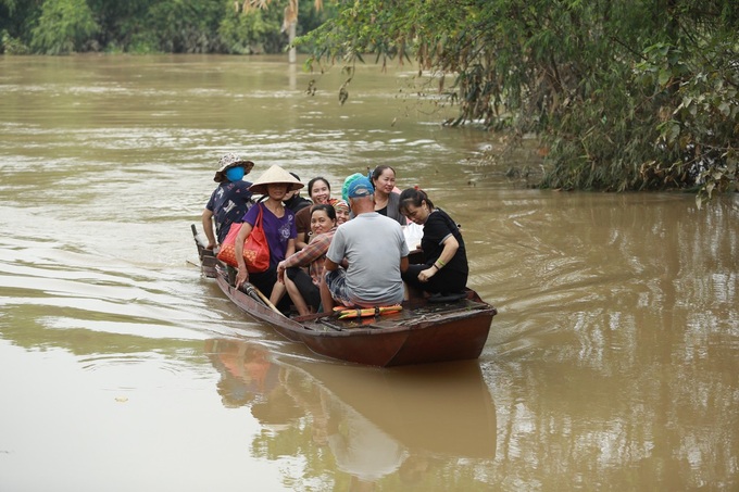 People on Red River islet struggling with flooding - 1 People on Red River islet struggling with flooding - 1