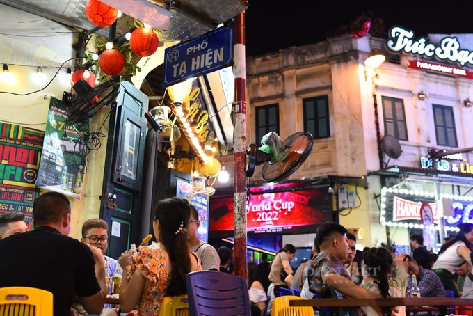 Foreigners flock to Hanoi street to cheer on World Cup - 8 Foreigners flock to Hanoi street to cheer on World Cup - 8