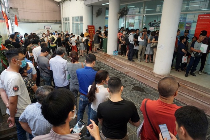 Hanoians queue for post-Covid-19 unemployment benefit - 1