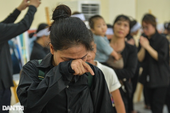 Vietnamese people come early to mourn party leader - 3 Vietnamese people come early to mourn party leader - 3