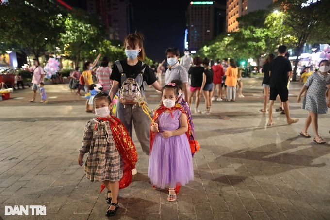 HCM City pedestrian street crowded on Halloween - 4 HCM City pedestrian street crowded on Halloween - 4