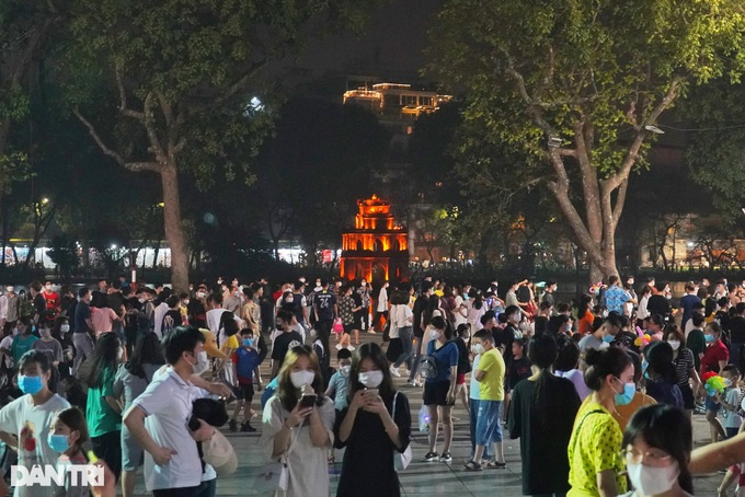 Hanoi’s public places crowded amid Covid-19 infection fall - 7