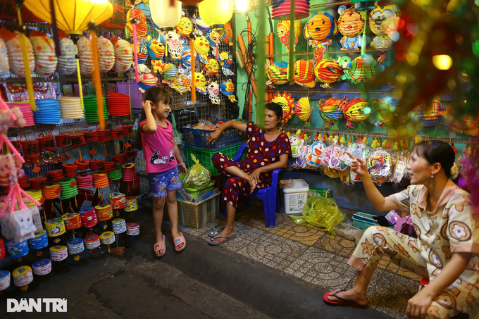 HCM City’s lantern street bustling before Mid-Autumn Festival - 2