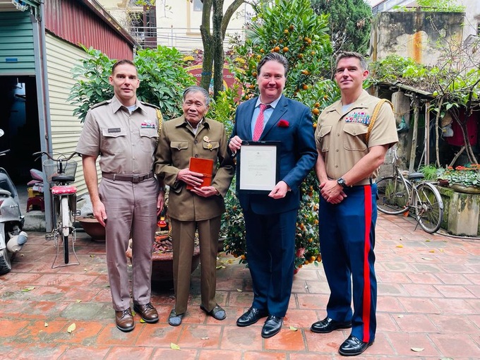 US ambassador returns personal diary to Vietnamese veteran - 1 US ambassador returns personal diary to Vietnamese veteran - 1