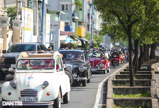 Many historic vehicles parade on HCM City streets - 7 Many historic vehicles parade on HCM City streets - 7