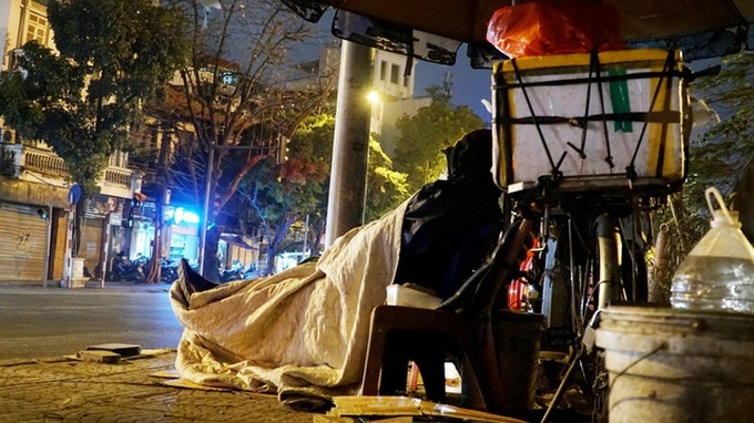 Homeless people struggle through Hanoi cold night - 3