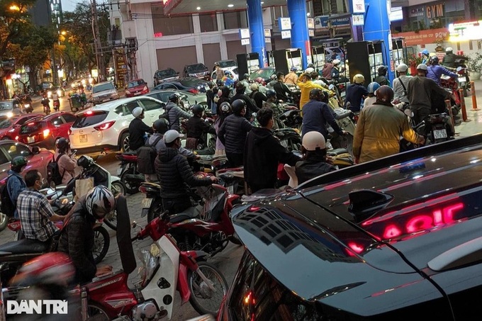 Hanoians rush to buy petrol due to impending price rise - 2 Hanoians rush to buy petrol due to impending price rise - 2