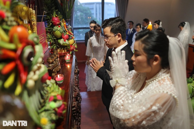 Mass wedding held for HCM City hospital’s couples - 4