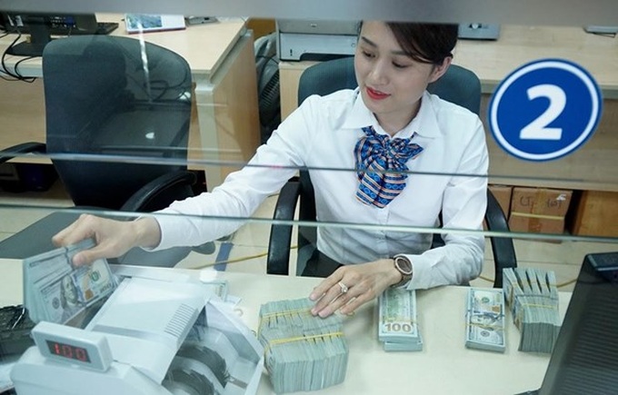 Central bank raises selling price of USD to 24,870 VND - 1 Central bank raises selling price of USD to 24,870 VND - 1