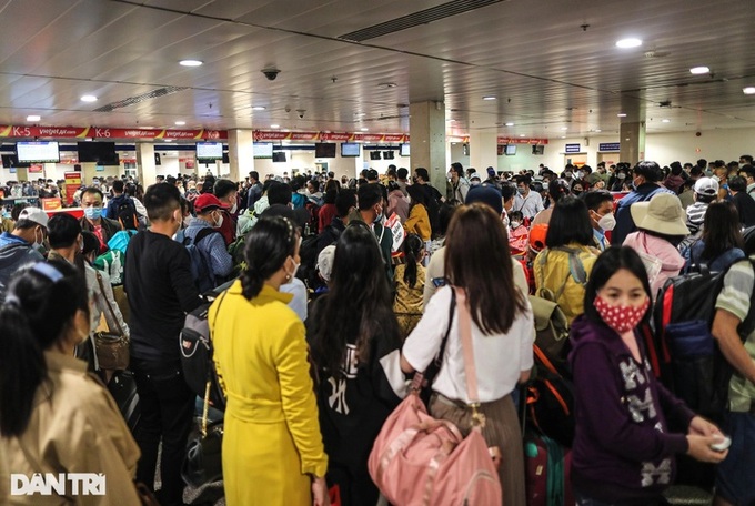 Tan Son Nhat Airport to serve 800 flights daily during Tet Holiday - 1