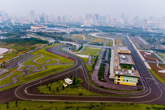 Hanoi’s F1 racetrack covered by wild grass - 1
