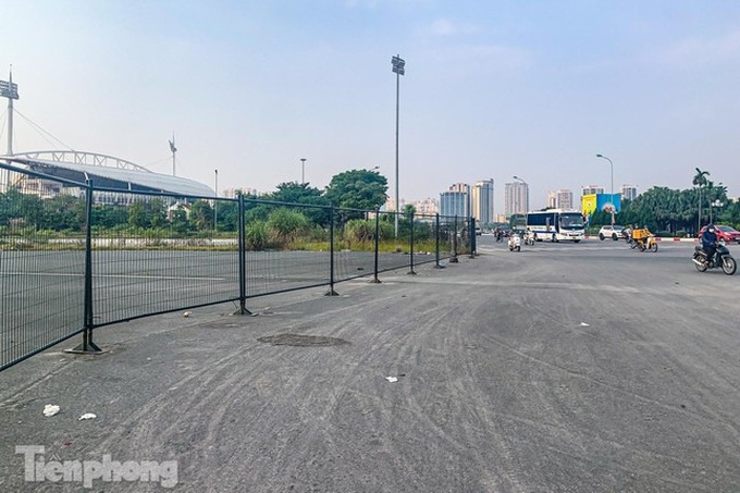 Hanoi’s F1 racetrack covered by wild grass - 2