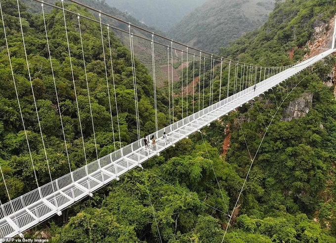 Vietnam’s longest walking glass bridge hits global headlines - 1 Vietnam’s longest walking glass bridge hits global headlines - 1