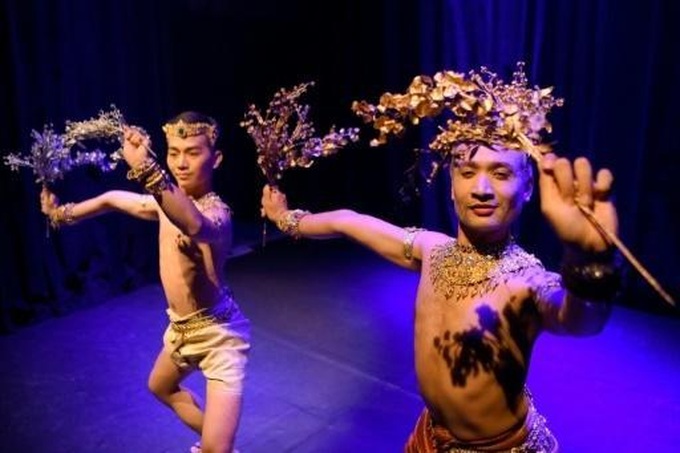 Cambodia's first gay dance troupe upends centuries of tradition - 1