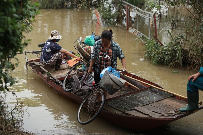 People on Red River islet struggling with flooding - 2 People on Red River islet struggling with flooding - 2
