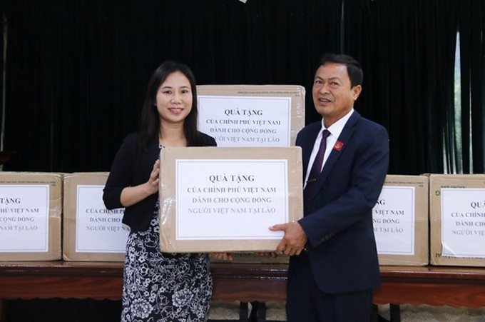Face masks presented to aid Vietnamese in Laos in COVID-19 fight - 1