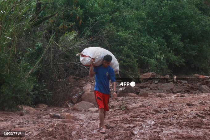 Volunteers rush to help as Myanmar flood toll surges - 1