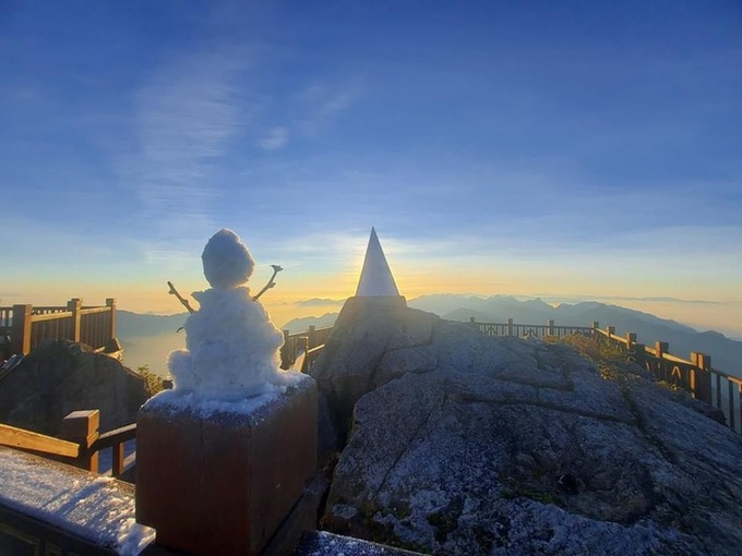 Frost blankets Mount Fansipan - 3
