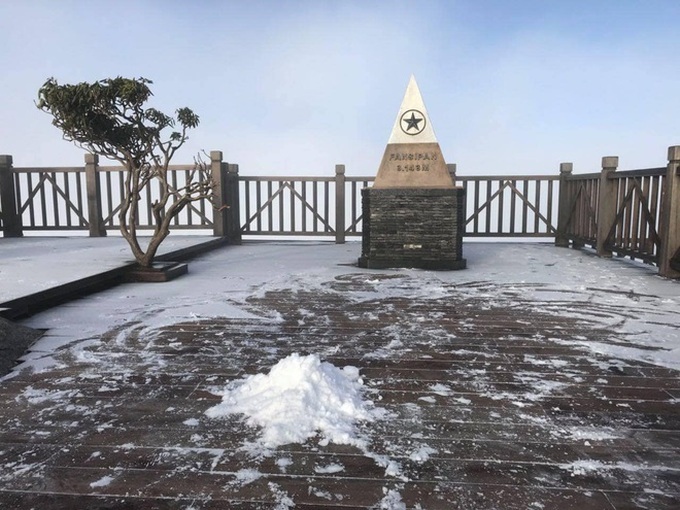Frost blankets Mount Fansipan - 1