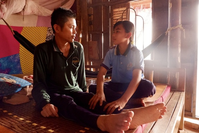 Long An family struggles to find help for ill father - 1