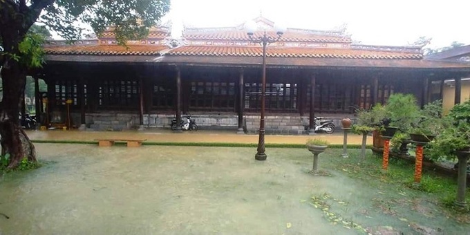 Torrential rain turns Hue City into river - 2