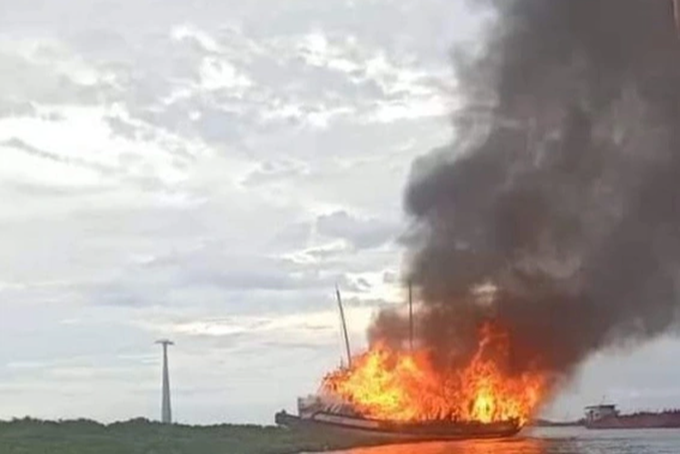 Tourist boat catches fire in Haiphong - 1 Tourist boat catches fire in Haiphong - 1