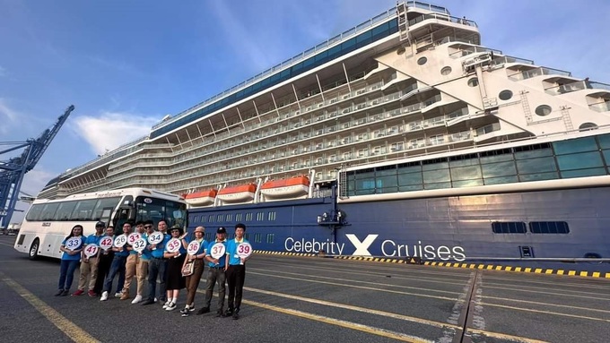 Cruise liner Celebrity Solstice brings foreign visitors to Vung Tau - 1