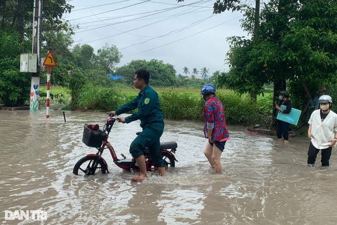 Binh Duong streets severely submerged following rain - 6 Binh Duong streets severely submerged following rain - 6