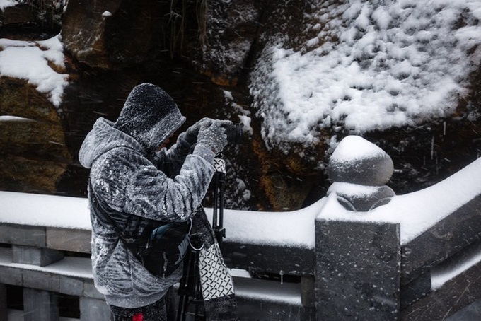 Tourists rush to Fansipan to see snow - 5