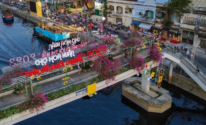 Floating flower market opens in HCM City - 4