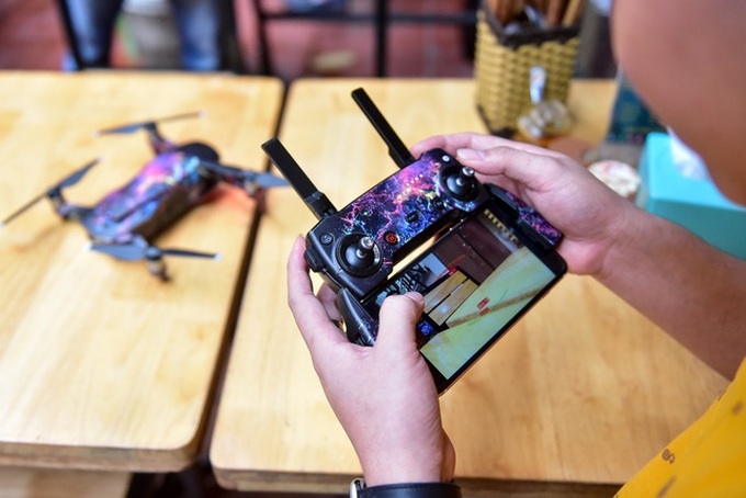 Hanoi restaurant uses flycams to serve customers - 4