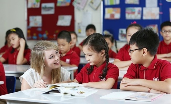Foreigners teaching English in Vietnam required to get training certificates - 1