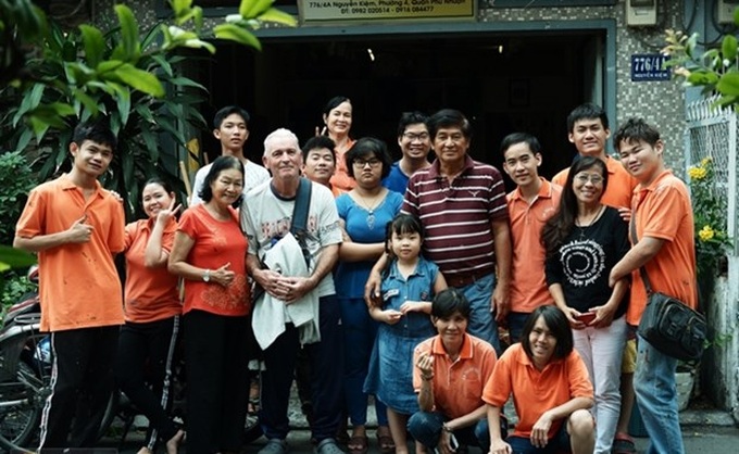 Free class teaches the deaf to paint and share - 1