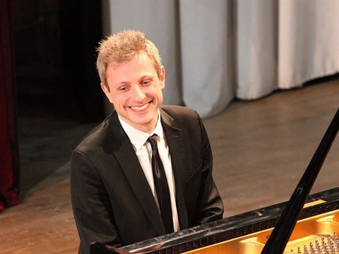 French pianist to perform works for the left hand - 1 French pianist to perform works for the left hand - 1