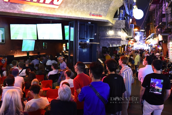 Foreigners flock to Hanoi street to cheer on World Cup - 4 Foreigners flock to Hanoi street to cheer on World Cup - 4