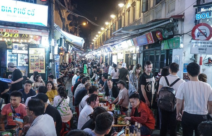 Hanoi Old Quarter crowded again after Covid-19 - 1