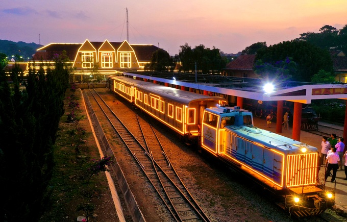 Night tourist trains launched in Dalat - 1