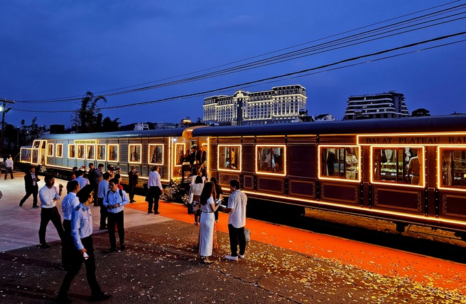 Night tourist trains launched in Dalat - 2