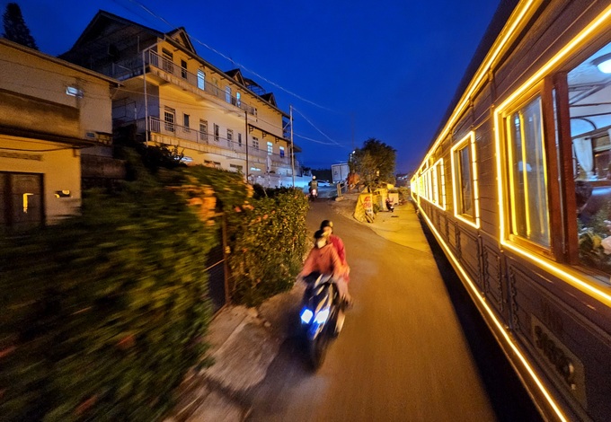 Night tourist trains launched in Dalat - 6
