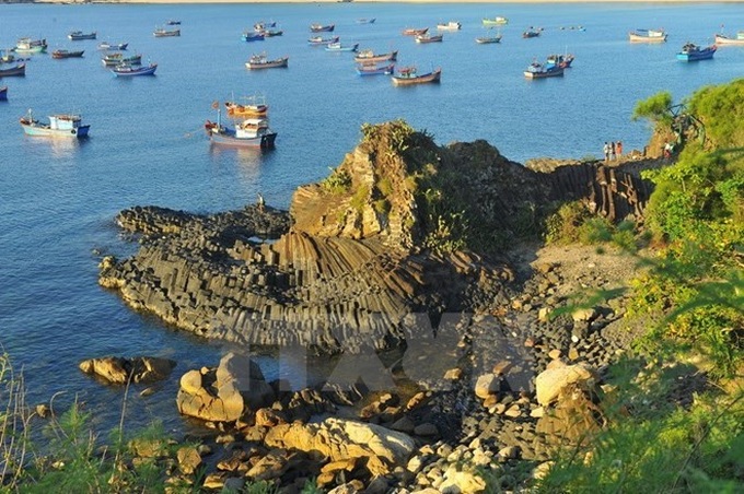 Holiday makers fill beaches in Phu Yen central province - 1