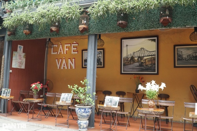 Iconic Hanoi train street cafes reopen - 3