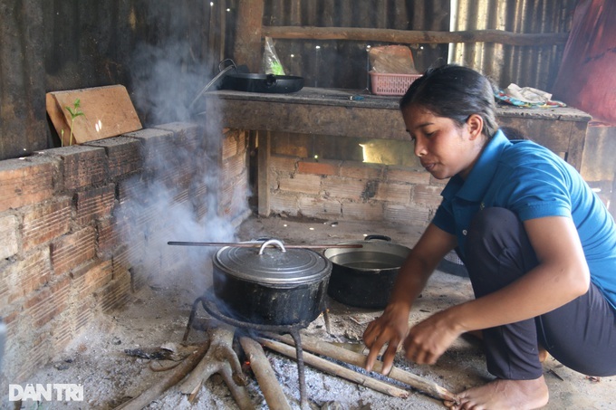 Poor woman in Dak Nong facing domestic violence calls for help - 1