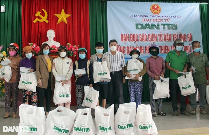 Dantri/Dtinews supports flood victims in southern central region - 1