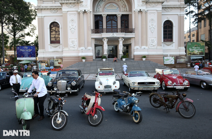 Many historic vehicles parade on HCM City streets - 2 Many historic vehicles parade on HCM City streets - 2