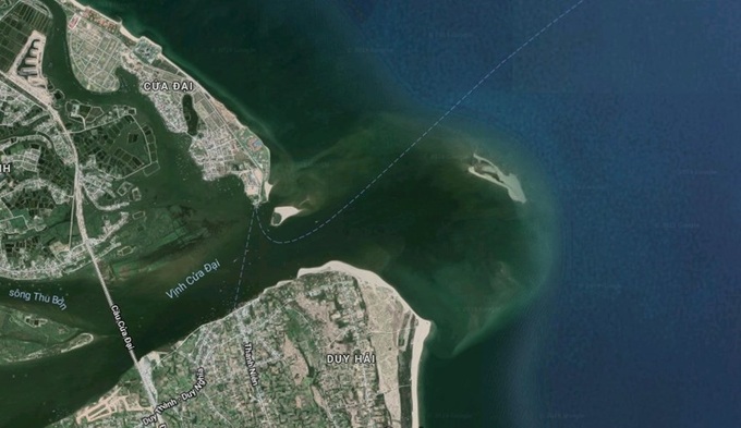 Sand bar emerges at Hoi An beach - 1 Sand bar emerges at Hoi An beach - 1