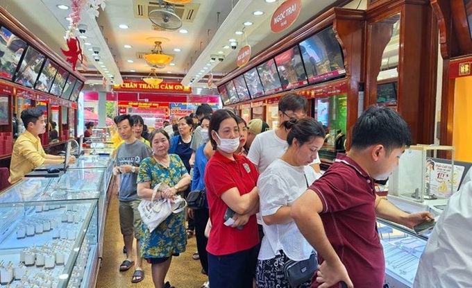 People buy gold as prices reach historic peak - 1