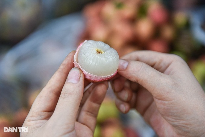 Hanoians buying lychee to support farmers in Bac Giang - 4