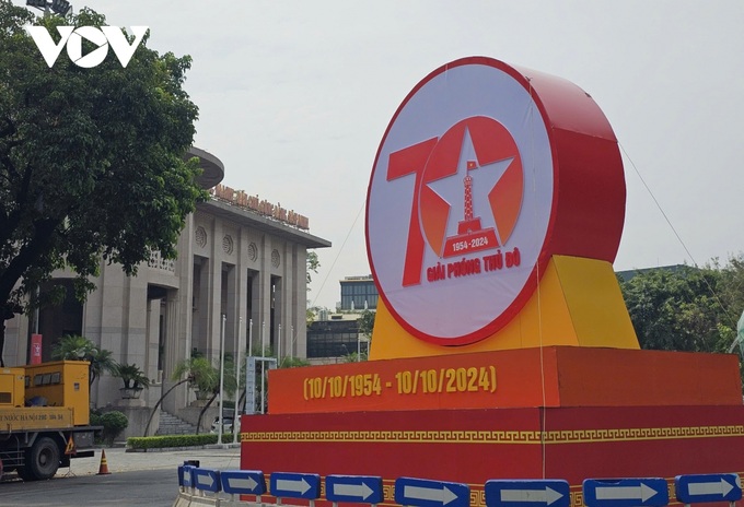 Hanoi streets decorated for Liberation Day celebrations - 2